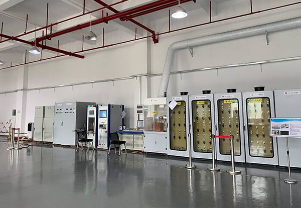 立信團隊成員(yuán)去(qù)參觀産品的(de)實驗室